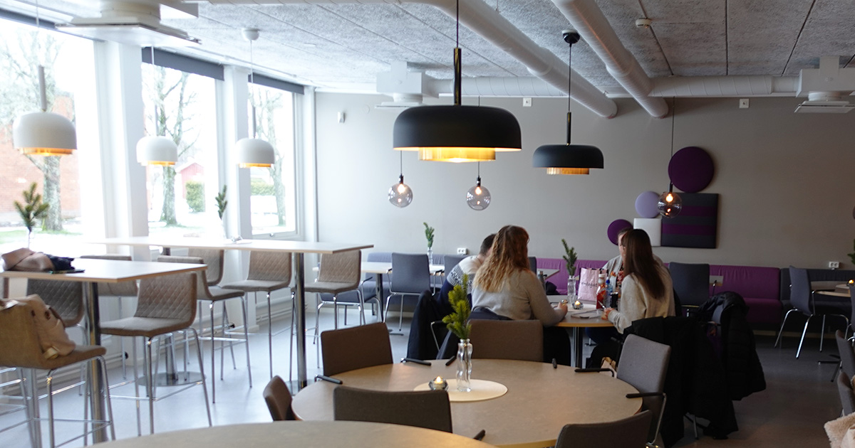 Mysig cafeteria med gott fika och plats att umgås.