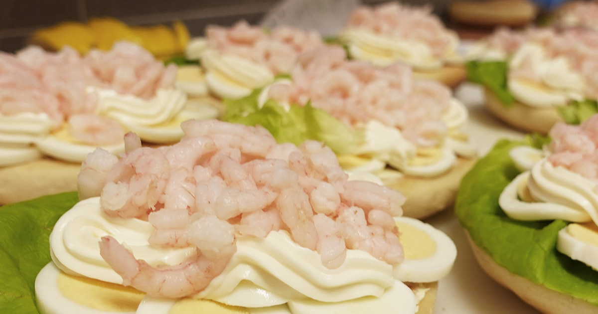 Vår cafeteria har supergoda räkmackor!