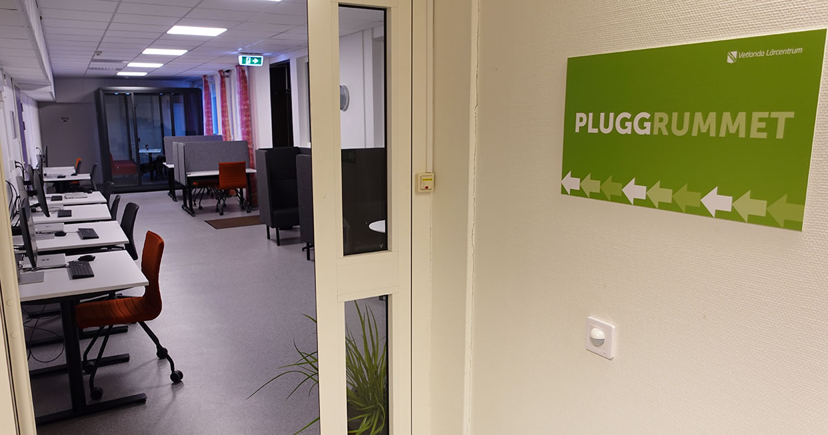 Fina studieplatser i pluggrummet.