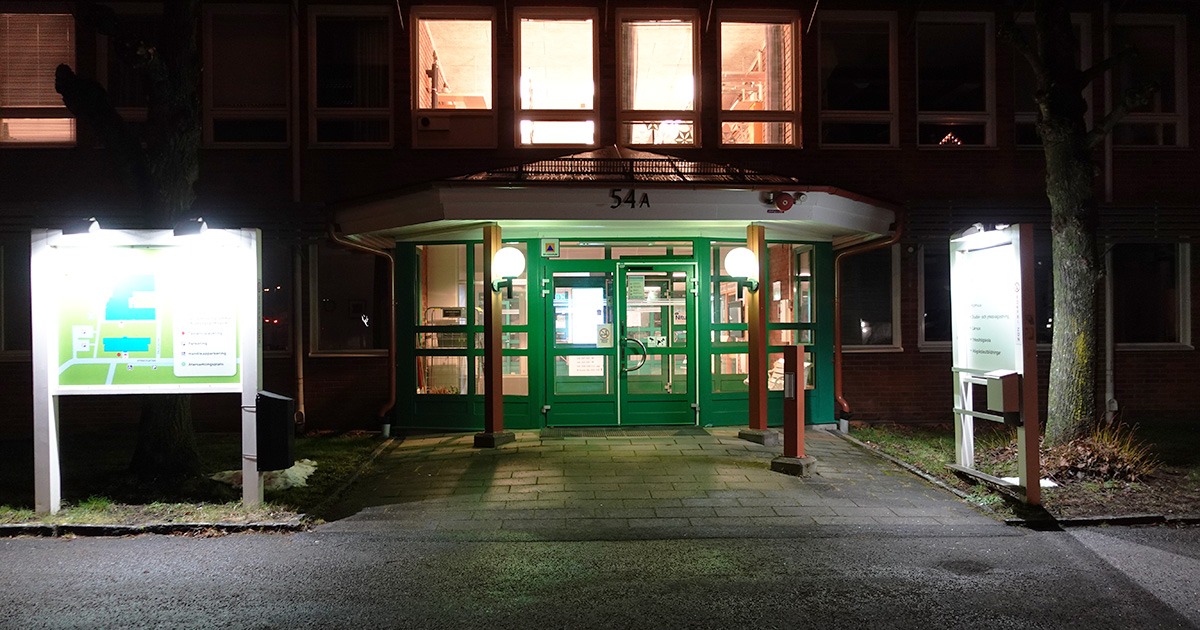 Kvällsbild på entrén till Vetlanda Lärcentrum